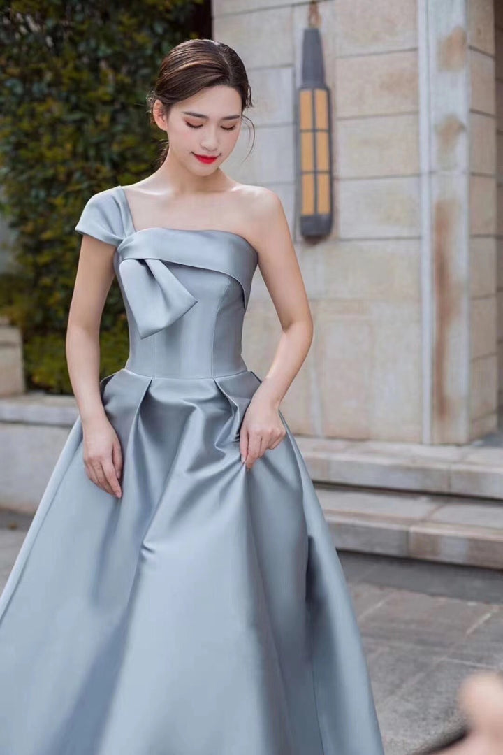 Long Elegant Evening High-Slit Host Banquet Dress