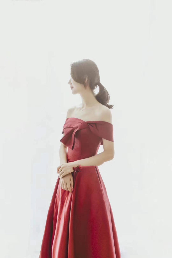 Long Elegant Evening High-Slit Host Banquet Dress